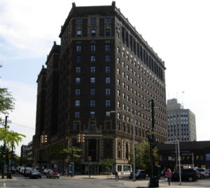 https://upload.wikimedia.org/wikipedia/commons/4/42/Hotel_Syracuse.jpg